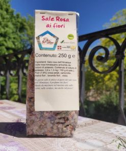 Sale rosa del Himalaya ai fiori